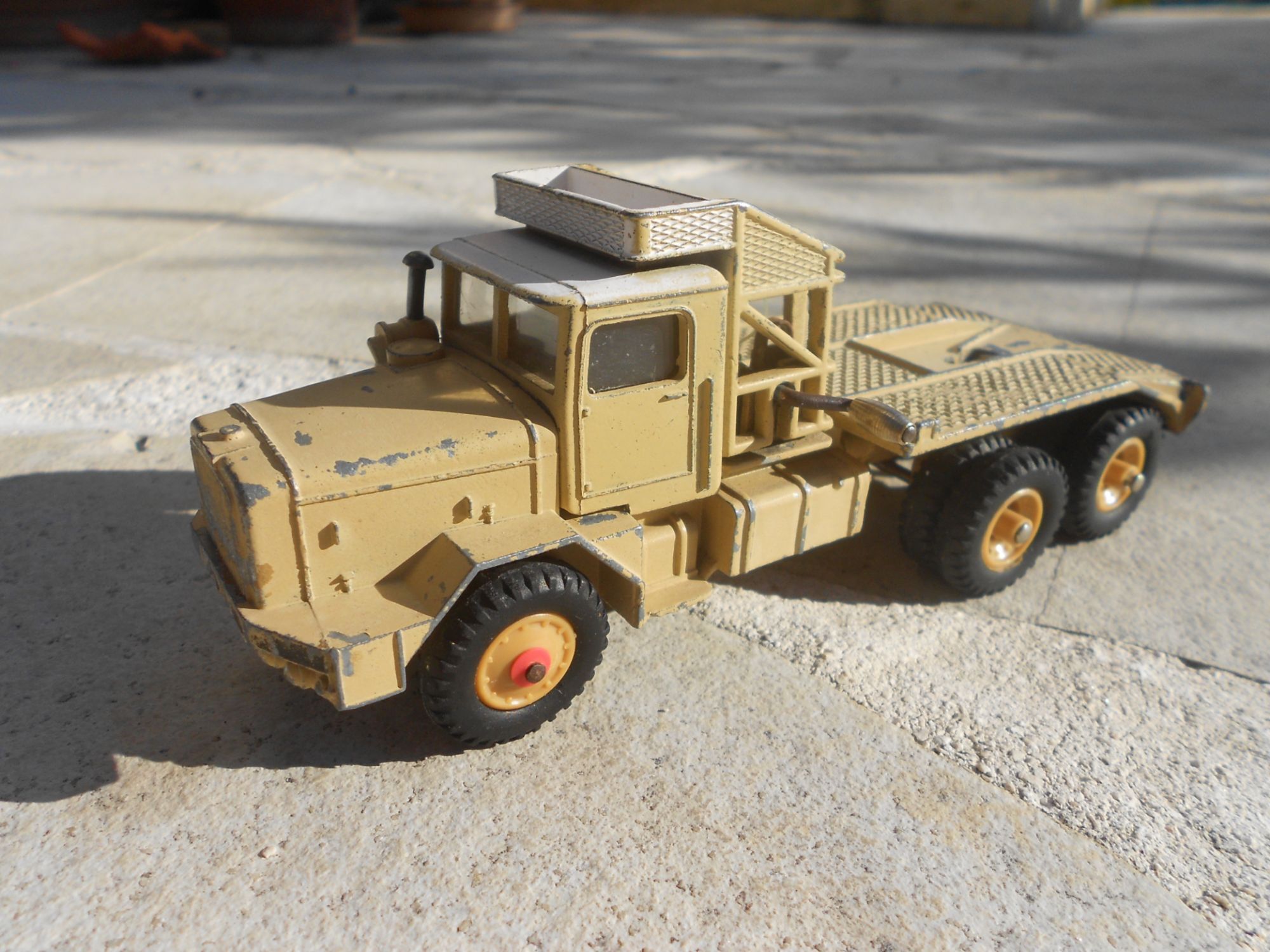 dinky supertoys - camion petrolier saharien GBO BERLIET ref