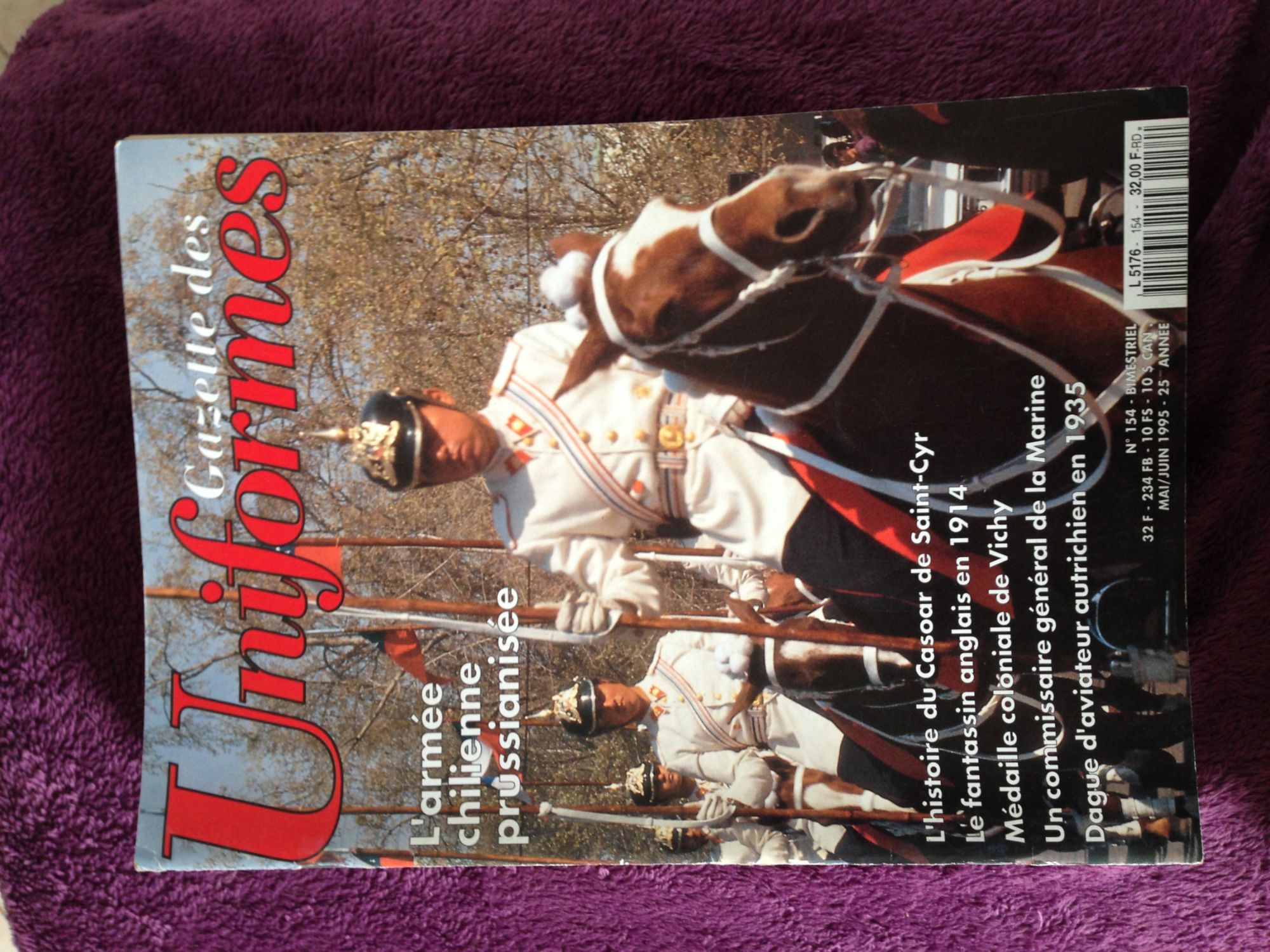 Gazette Uniformes 154 Armee Chielienne Prussianisee/Le Casoar/Uniforme Fantassin Anglais En 14/Commissaire General Marine/Dague Aviateur Autrichien En 35/Faux Historiques Plaques Stalingrad Arnheim/ Medaille Coloniale France En Indochine  154