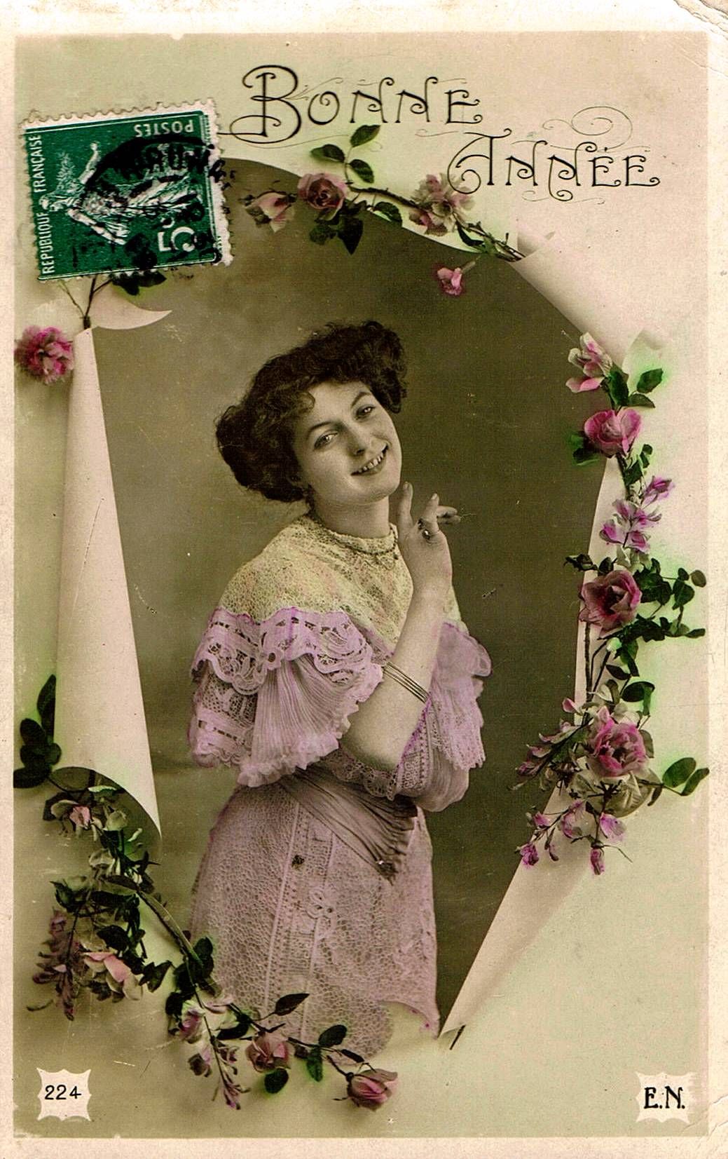 Carte Postale Ancienne France Nouvel An Bonne Annee Jeune Femme En Robe Mauve Dans Un Cadre De Fleurs Rakuten