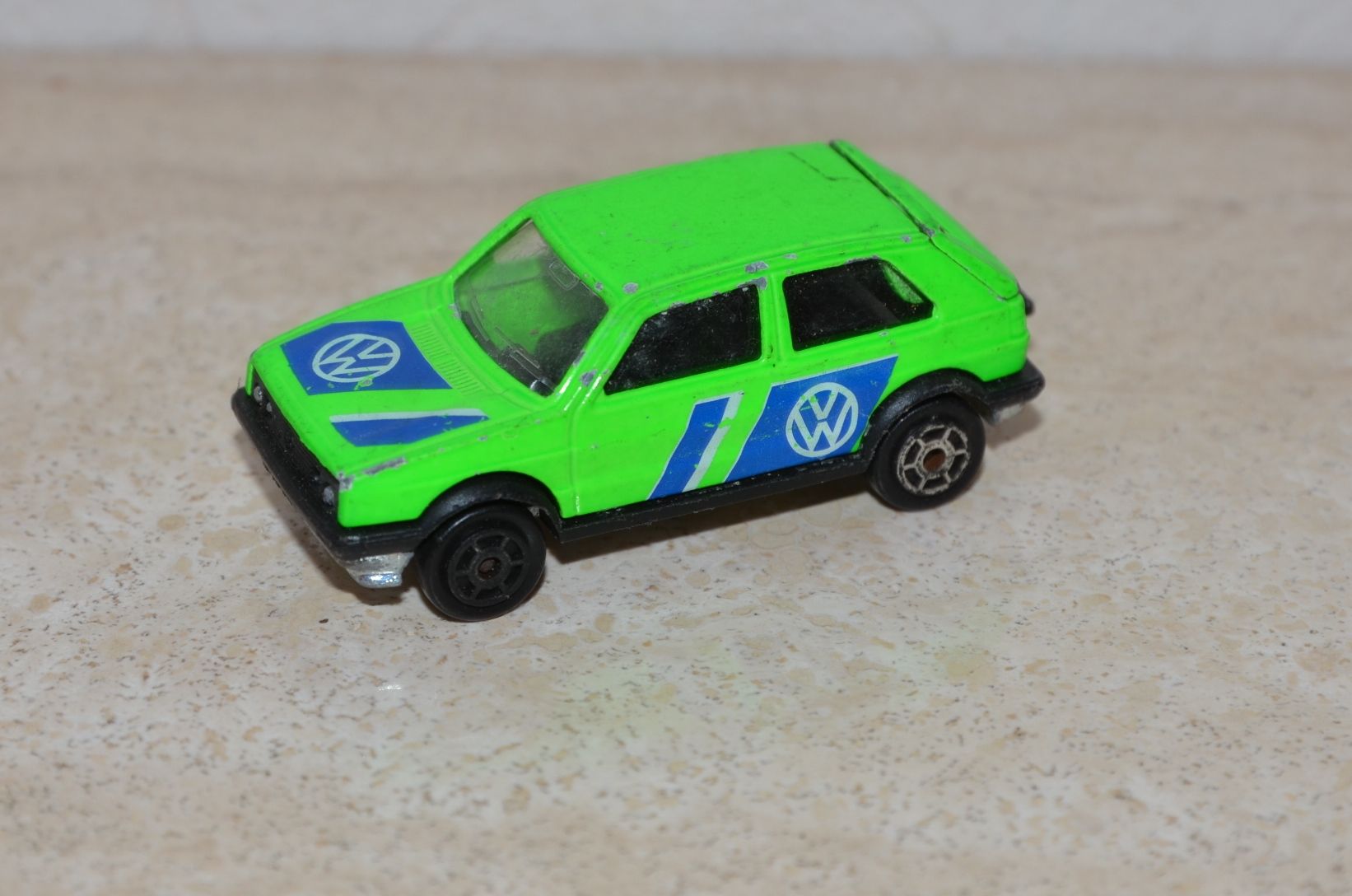 VOLKSWAGEN GOLF 2 GTI MAJORETTE 1/55 VOITURE MINIATURE VERTE 