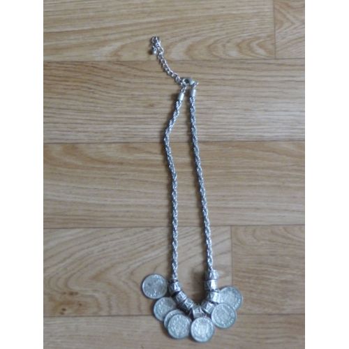 Collier  Metal Argente Avec Pieces Et Breloques
