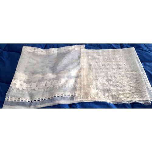 Deux Morceaux De Voilage Rideau Maille Fine Blanche Décor 3 Rangées De Fleurs Verticales 88x84cm Et Rideau Maille Fine Blanche Décor Petits Carreaux 63x78cm - Ancien Style Rétro