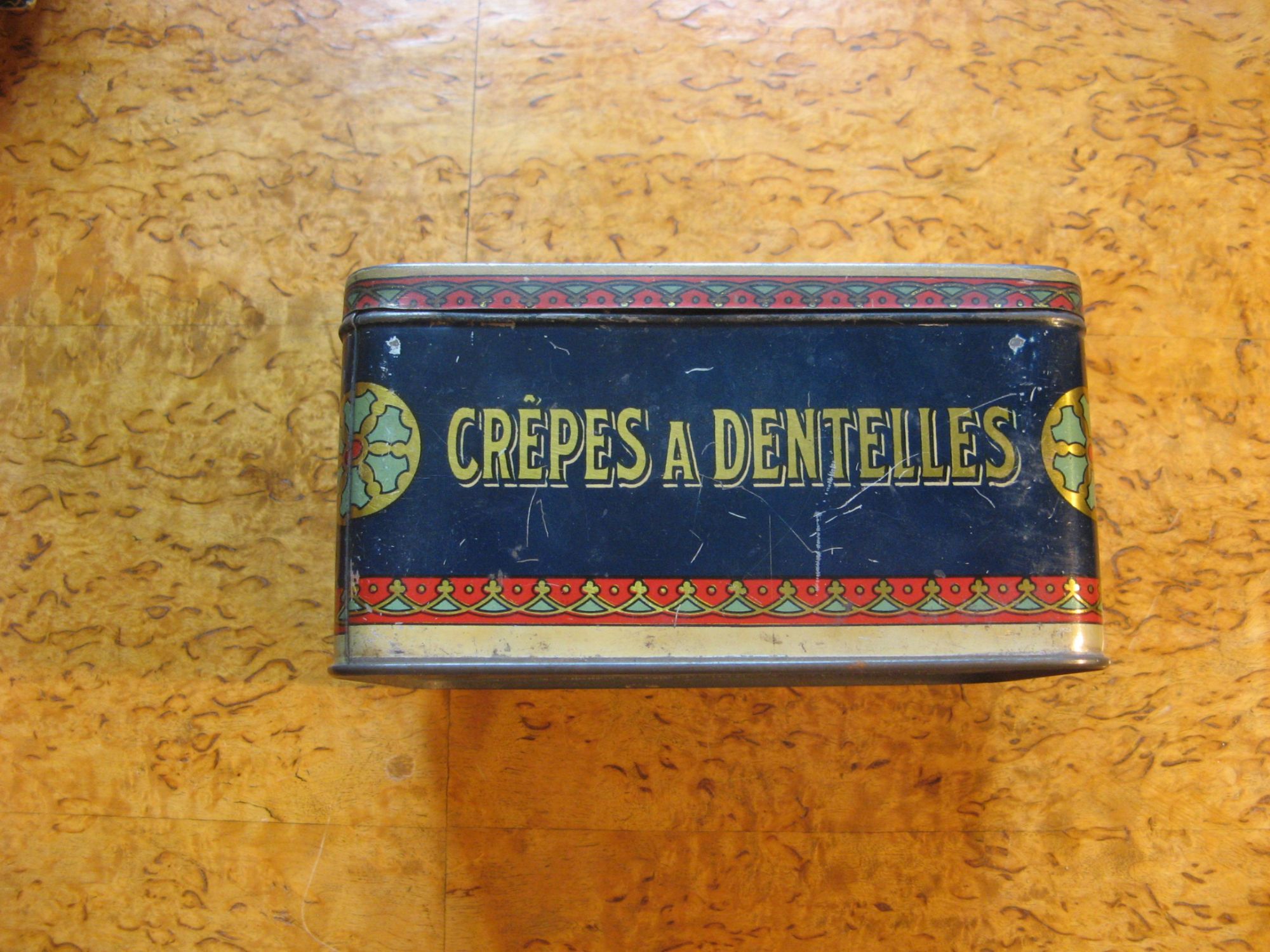 ANCIENNE BOITE CREPES A DENTELLES. LES DELICIEUSES Mme TANGUY QUIMPER  FRANCE