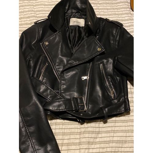 Petit Perfecto Noir Marque Stradivarius Taille L Petite Poche Côté Avec Ceinture Jolie Pièce.Courte