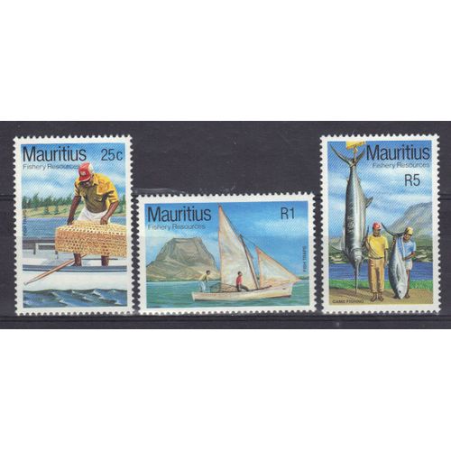 Maurice 1983 : Ressources De La Pêche : Nasse Tressée / Bateau De Pêche / Pêche Sportive Avec Poissons - Série De 3 Timbres Neufs **