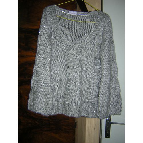 Pull Gémo Taille M 90% Acrylique 10% Polyester.