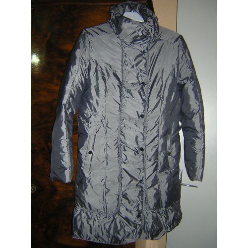 Manteau Zara Taille M 57% Nylon 43% Polyester.