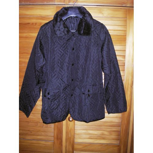 Veste Mi Saison De Couleur Noire ,Taille 50/52 ,Double Col Avec Col Fourrure Amovible ,Rembourrage 100% Polyester 40 Gr/M2 ,Longueur 70 Cm .