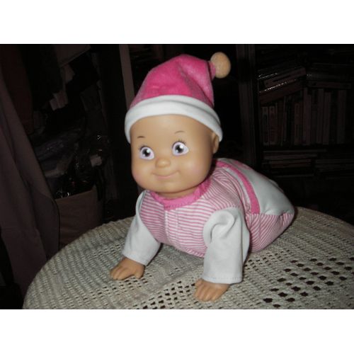 Poupon Animé De Marque Smoby ,Trotte À Quatre Pattes  En Remuant La Tète De Droite À Gauche ,Gazouille , Rit  ,Émet Le Son De Bisous ,Dans Sa Grenouillère Et Son Bonnet De Nuit Assorti .