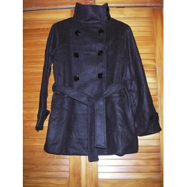 Veste Polaire 3 Suisses Entièrement Doublée ,De Couleur Noire ,De Taille 42/44 ,Fermeture Par Gros Boutons Fantaisie Carrés ,Ceinture Sous Passant .