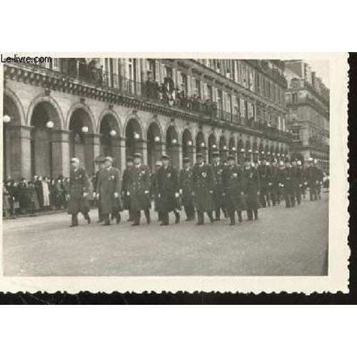1 Photo Argentique En Noir Et Blanc De Dimension : 7 X 10 Cm : Enterrement Du General Et Marechal De France De Lattre De Tassigny Le 16 Janvier 1952 / Cortege Militaire De Hauts Grades  ...