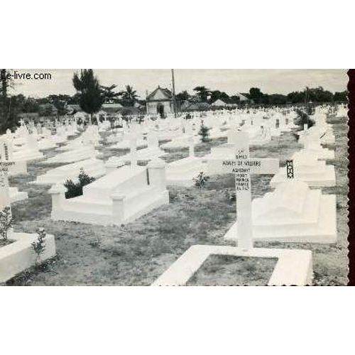 1 Photo-Carte Postale En Noir Et Blanc Dentellee De Dimension 9 X 14 Cm : Centre Viet-Nam - Tourane - Cimetiere Militaire (Devant La Croix De L'adjudant Adam De Villiers.