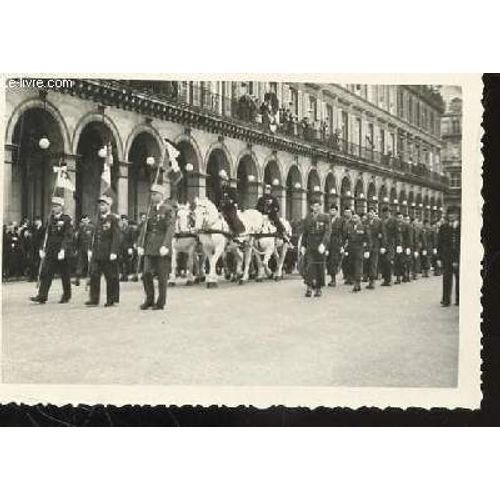 1 Photo Argentique En Noir Et Blanc De Dimension : 7 X 10 Cm : Enterrement Du General Et Marechal De France De Lattre De Tassigny Le 16 Janvier 1952 / Cortege Militaire Avec Cavalerie  ...