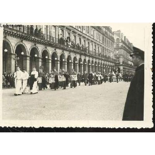 1 Photo Argentique En Noir Et Blanc De Dimension : 7 X 10 Cm : Enterrement Du General Et Marechal De France De Lattre De Tassigny Le 16 Janvier 1952 / Cortege Religieux , Passage Rue De ...