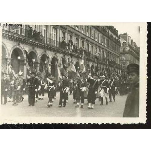 1 Photo Argentique En Noir Et Blanc De Dimension : 7 X 10 Cm : Enterrement Du General Et Marechal De France De Lattre De Tassigny Le 16 Janvier 1952 / Cortege Militaire Des Porte-Drapeaux  ...