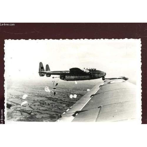 1 Photo  Noir Et Blanc Dentelee (9 X 13cm) : Parachutistes Sautant D'avions Militaires En Zone Habitee.