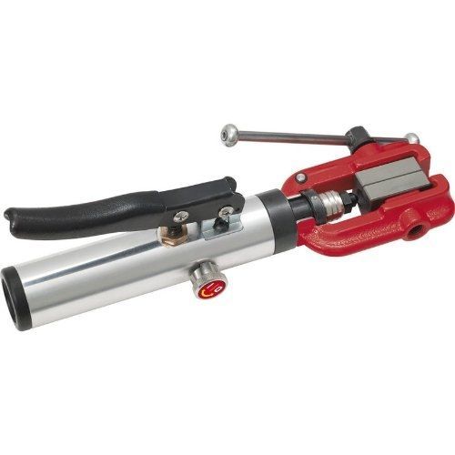 Appareil à collets pour conduits de freinage avec vérin hydraulique