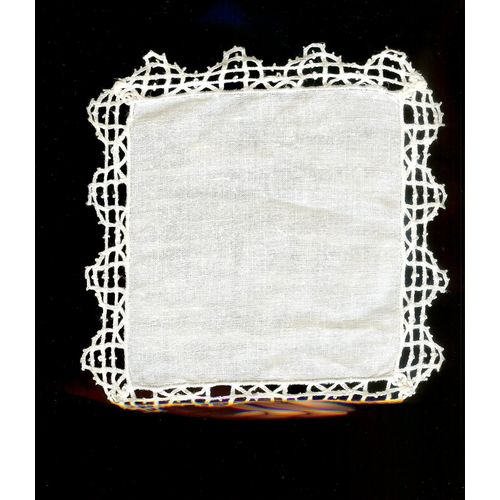 5 Napperons Anciens  Carrés :  16 Cm De Coté (Metis Et Dentelle)