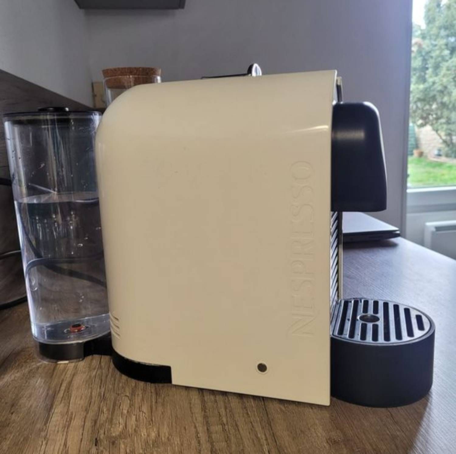 Machine a café NESPRESSO U Milk KRUPS blanche, avec support de mousseur de lait Nespresso, Cafetiere a capsule vendu sans mousseur