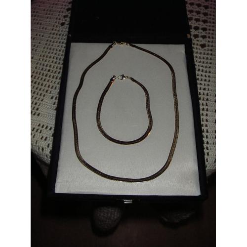 Parure  Collier + Bracelet " Les Trésors Du Nil ",Maille Serpent ,Dorés À L'or Fin 750°/000 ,Longueur Collier 45 Cm ,Longueur Bracelet 19 Cm ,Fermoir Mousqueton .