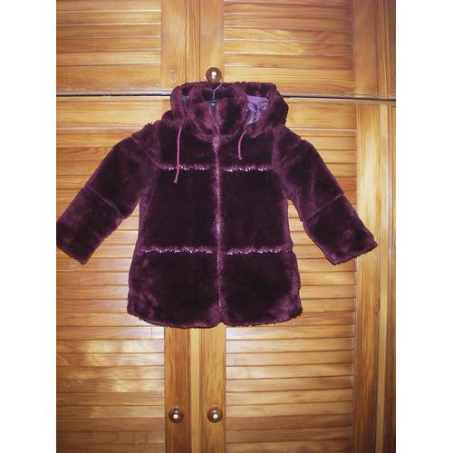 Manteau Fausse Fourrure À Capuche Amoviblede Marque Natalys De Couleur Prune ,Fantaisie Bandes Horizontales Petites Fleurs À L'avant ,Taille 4 Ans .