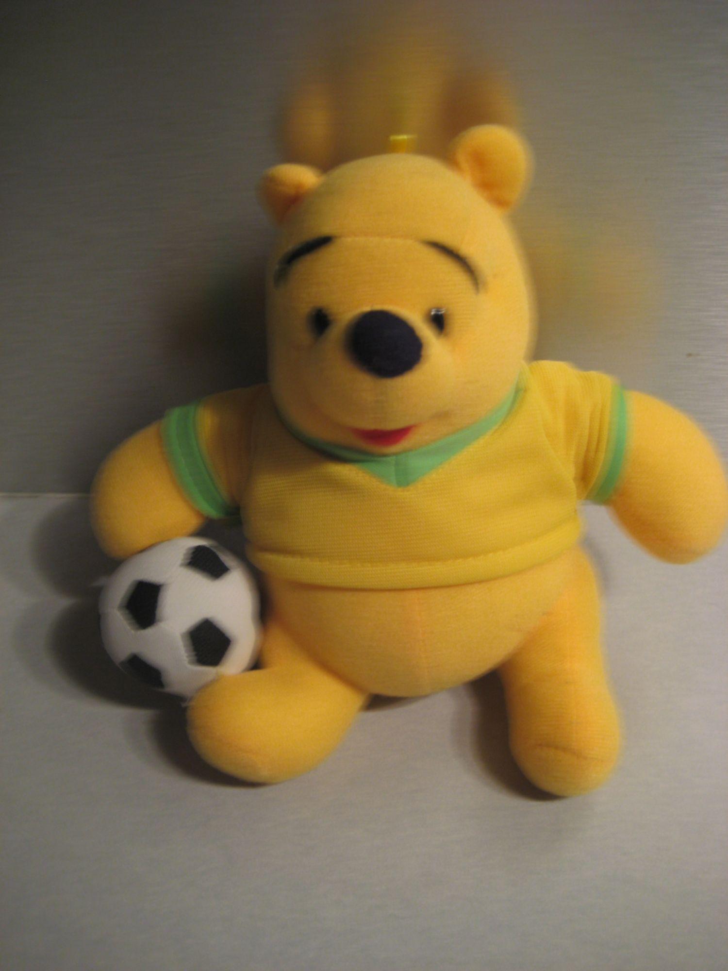 Peluche doudou winnie the Pooh10 ballon football Disney 18 cm