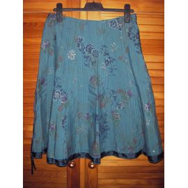 Jupe Yessica At C&a De Couleur Bleu ,Motifs Fleurs Brodées Fil Doré ,Volant Satin Vers Le Bas ,Cordon Satin À La Taille ,Taille 44 .