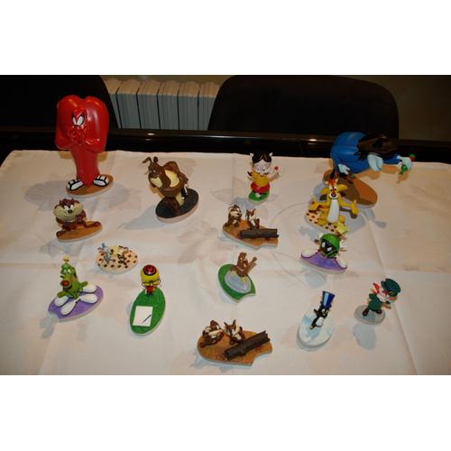 Lot De 16 Figurines Warner Bros + 5 Gratuites Qui Sont Légèrement Cassées.