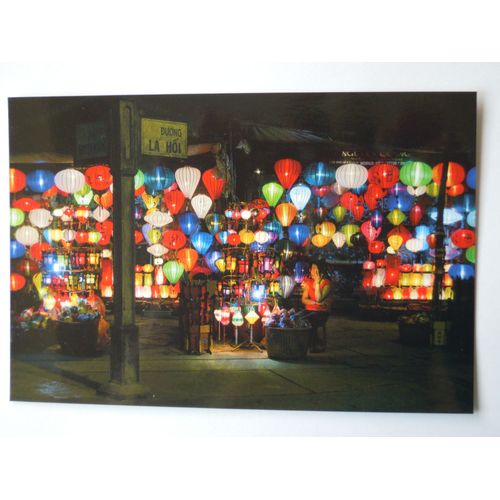 Carte Postale "Vendeuse De Lampion Dans Une Rue De Hoi An", Vietnam.