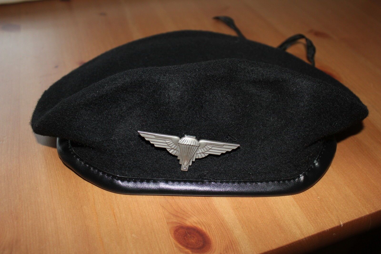 Replique Du  Beret Noir Du Royal Armoured  + La Replique De L'insigne Des Chasseurs Parachutistes Sas Francais Ww2