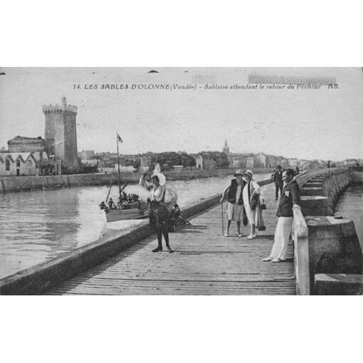 14. Les Sables D'olonne. Sablaise Attendant Le Retour Du PĂŞcheur T...