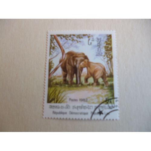 Timbre "Laos :Éléphant Et Son Petit."1982.