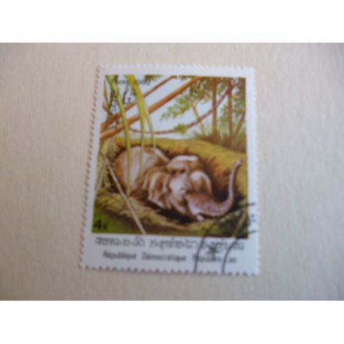 Timbre "Laos :Éléphant Se Rafraîchissant 1982."