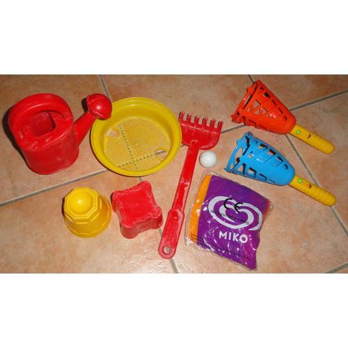 Lot de jouets de plage en plastique : 1 arrosoir rouge + 1 passoire jaune +  1 rateau rouge + 2 moules rouge et jaune + 1 jeu de cornets avec sa balle +  1 ballon à gonfler