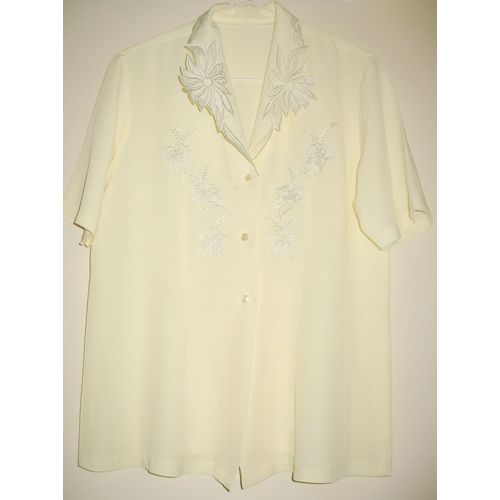 Ensemble Jaune Pâle Avec Son Top Manche Court Col Brodée Fleurs Et Son Pantacourt Ample