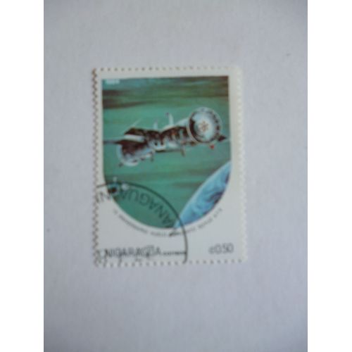 Timbre"Nicaragua:15ème Anniversaire :Vols Conjoints Soyouz 6 7 8."