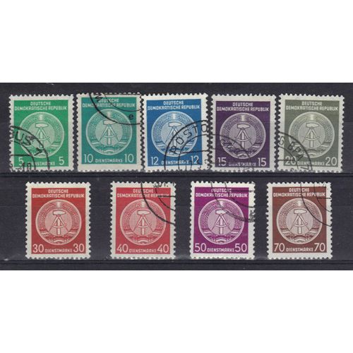 Allemagne Ddr 1955 : Armoiries : Fond Central Ligné : Cadran Du Compas Débordant À Droite - Série De 9 Timbres De Service Oblitérés