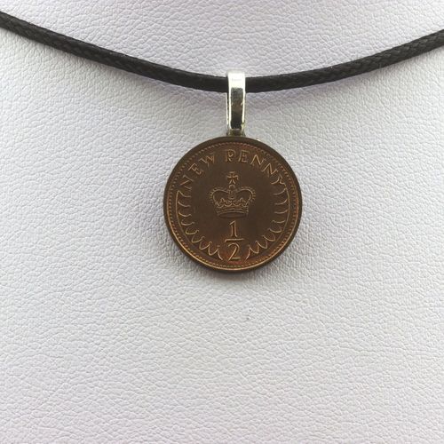 Collier Pièce De Monnaie Royaume-Uni ? Nouveau Penny Elizabeth Ii. Cordon Noir.