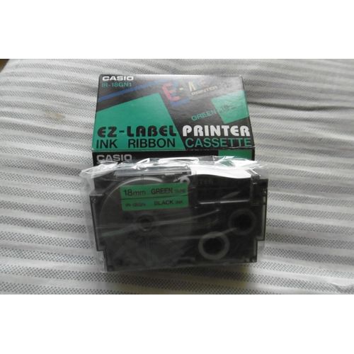 Casio Xr-18gn1 - Ruban D'tiquettes Auto-Adhsives - Noir Sur Vert - Rouleau (1.8 Cm X 8 M) 1 Rouleau(X) - Pour Disc Title Printer Cw-L300; Kl 170, 780, 8100