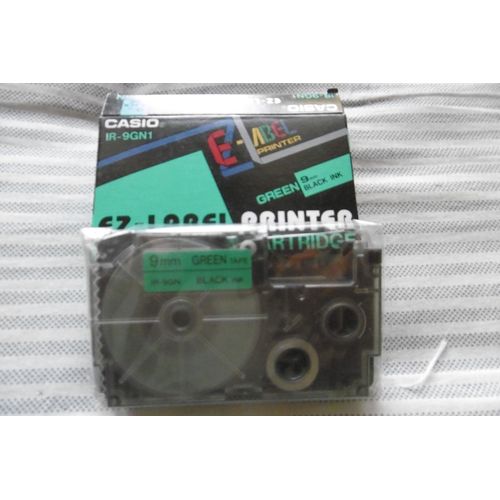 Casio Xr-9gn1 - Ruban D'tiquettes Auto-Adhsives - Noir Sur Vert - Rouleau (0,9 Cm X 8 M) 1 Rouleau(X) - Pour Disc Title Printer Cw-L300; Kl 170, 60, 60sr, 780, 8100