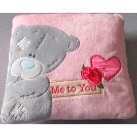 Adorable Coussin Decoratif Me To You Fond Rose Avec Le Celebre Nounours Gris Un Coeur Rose Et Une Rose Rouge 24x22.5cm Rakuten