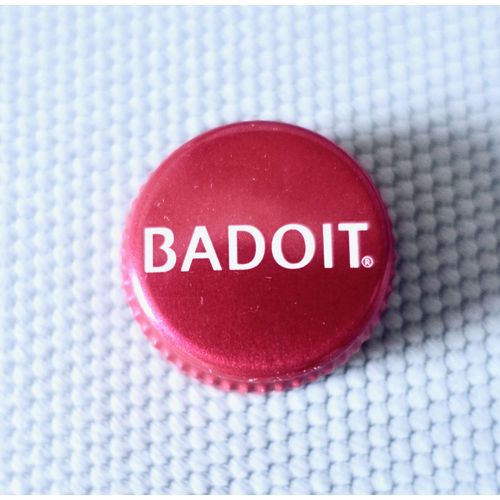 Ancienne Capsule Badoit. Eau De Badoit. Capsule Mtal Rouge. Lettres Blanches.