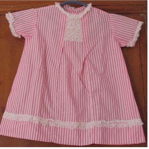 Ancienne Robe D'enfant-Modle Unique-Rose Et Blanche-Fermeture Dos Par Pressions Et Agrafe-3 Boutons Perles Blancs Sur Un Jabot De Dentelle-Garniture Dentell- Pouvant Convenir Pour Habiller Une Poupe