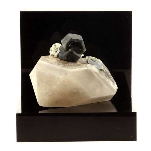 Apatite + Quartz. 599.6 Ct. Sapo Mine, Minas Gerais, Brsil.
