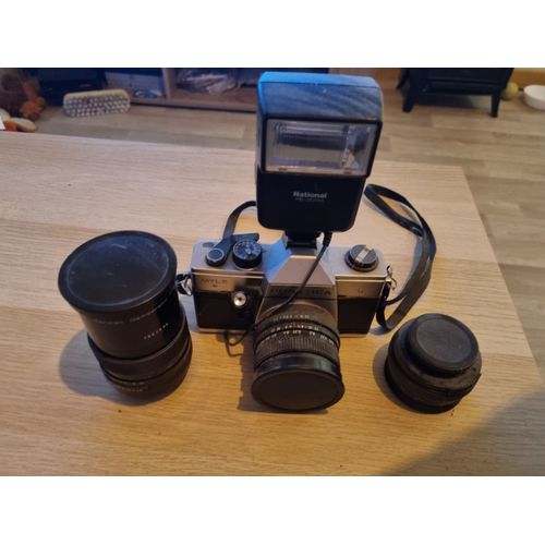Appareil praticka avec 3 objectifs. Peut fonctionner avec petite rparation chez un professionnel d'ancien appareil photo. Ou en dco.