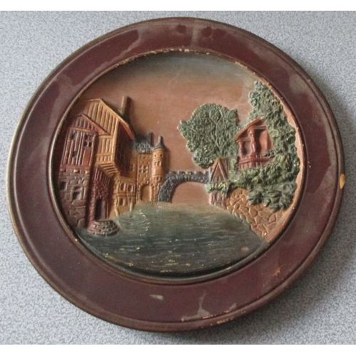 Assiette Ancienne Cramique Style Terre Cuite Reprsentant Un Chateau-Fort Au-Dessus De L'eau (Peut tre Port De Brouage)-Tons Marron Et Vert-Couleurs Passes Et clats Manquants  L'avant Et Arrire