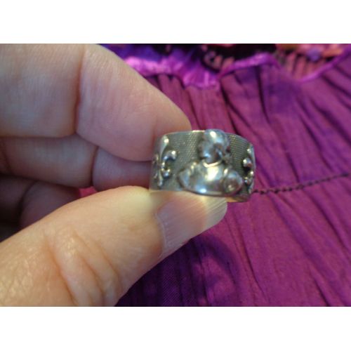 Bague Ancienne En Argent Motif Femme Entre 2 Fleurs De Lys - Taille 60/62 - Largeur 9 Mms