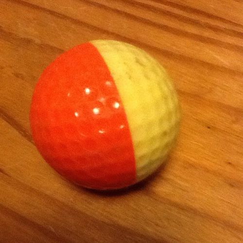 Balle De Golf Orange Et Jaune 