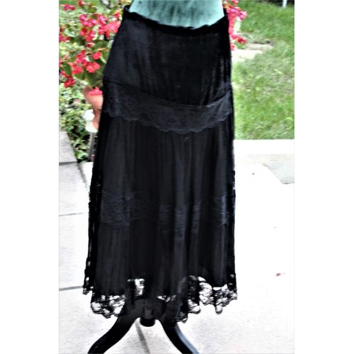 Belle Jupe Longue Stella Forest Style Jupon En Soie Noire Rehausse De Dentelle.Modle Doubl,Fermeture Zippe.Taille tiquete:40.