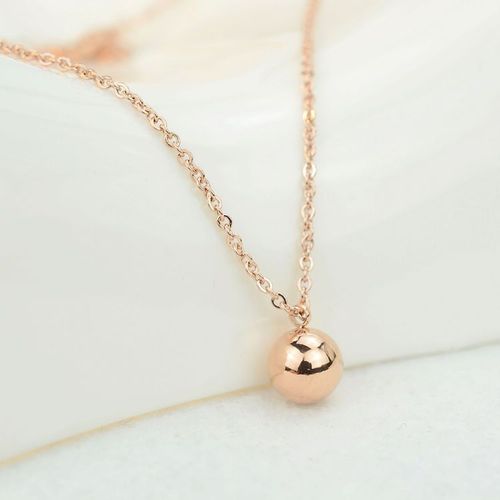 Bijoux Femme Orn D'un Collier En Or Rose, D'une Courte Chane En Or Color Et D'une Boule D'acier